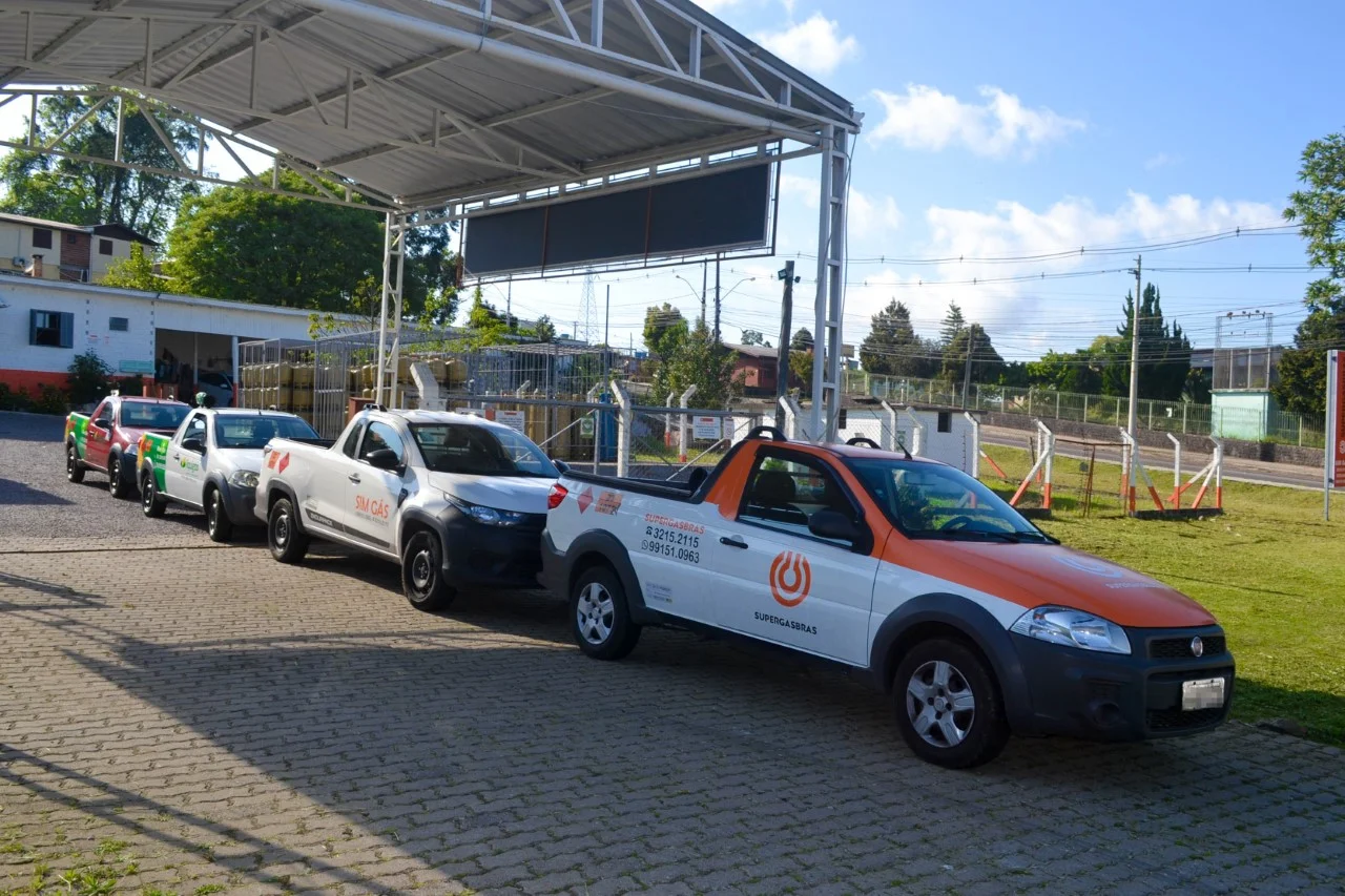 Frota de veículos da Sim Gás Caxias alinhada no pátio