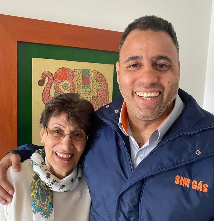 Cliente com integrante da equipe Sim Gás